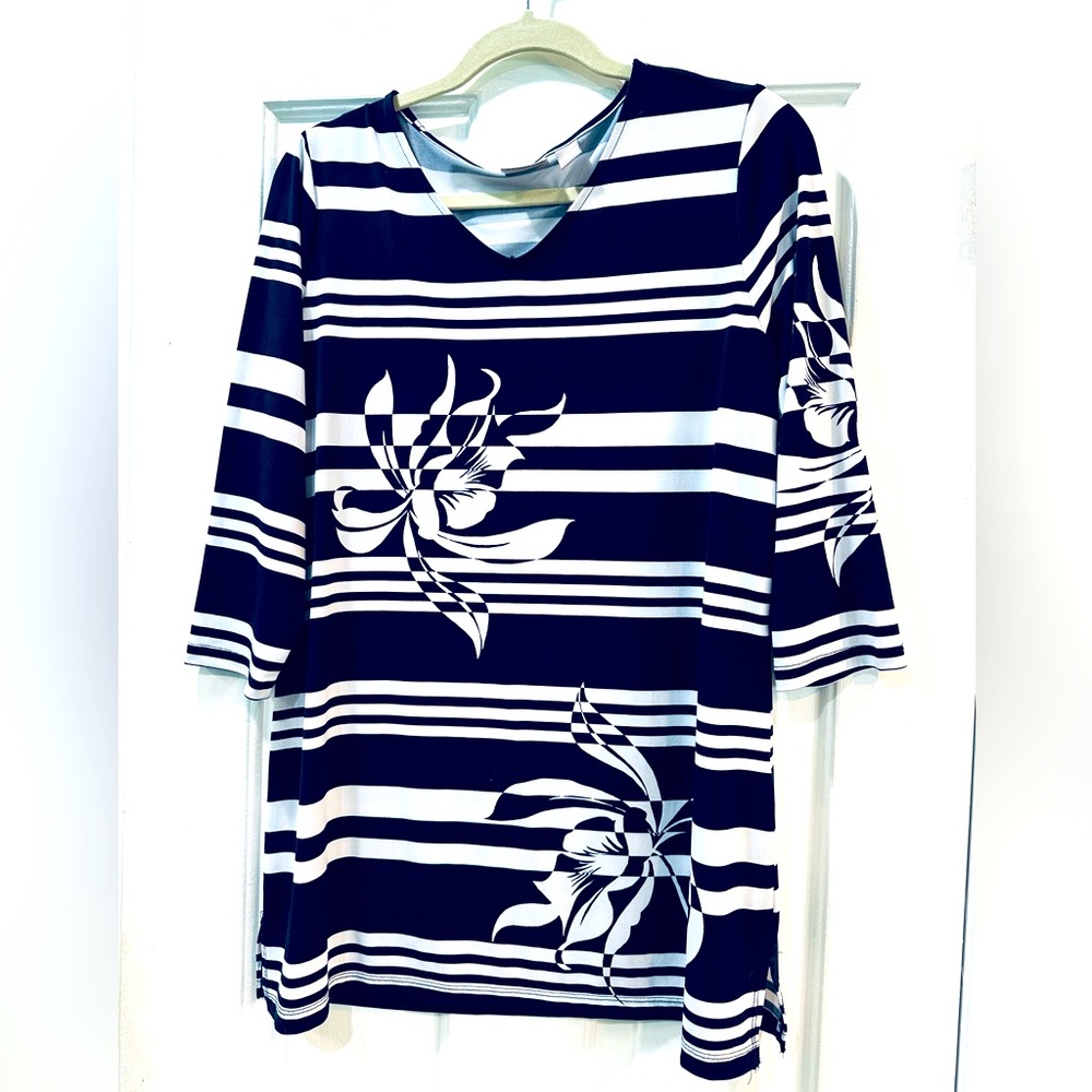 Chicos size 1 Navy blue blouse size 1 (8-10) white floral blouse